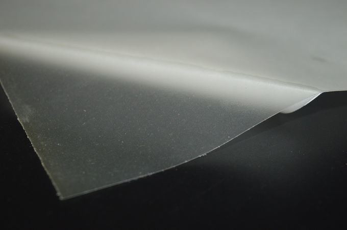 Γαλακτώδης διαφανής 0.03mm πάχους ταινία κόλλας λειωμένων μετάλλων πολυουρεθάνιου καυτή για τα σύνθετα υφάσματα 10 Leater ή Textlie
